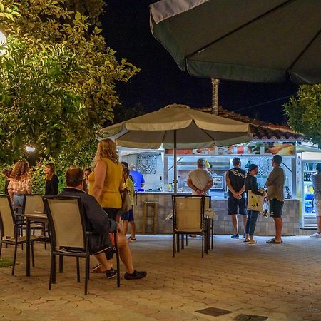 Des Roses Hotel Platanias  Exterior photo